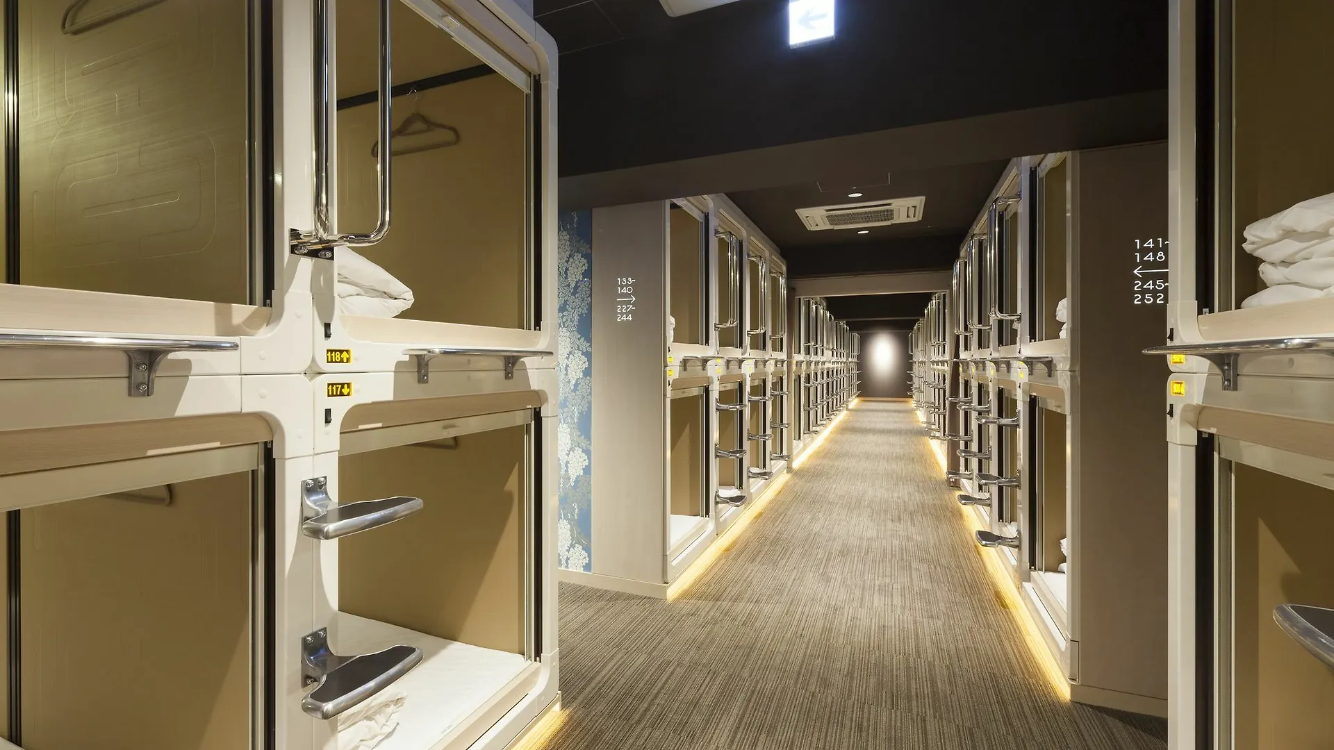 ** Hotel kapsułowy Tokyo Ginza Bay Hotel Japonia